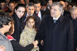 Cumhurbaşkanı G&uuml;l'den cemevine ziyaret