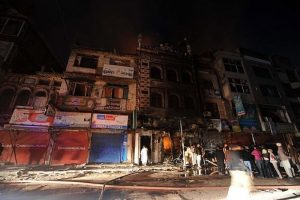 Pakistan'da cami yakıldı