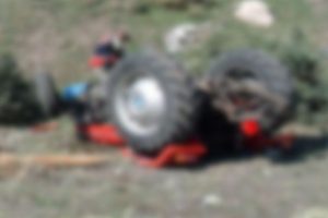 Kadın s&uuml;r&uuml;c&uuml; trakt&ouml;r&uuml;n altında kaldı