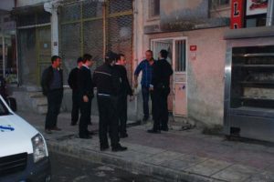 Ağabeyini bı&ccedil;akla yaraladı