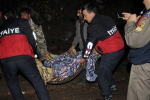 İş&ccedil;i taşıyan otomobil u&ccedil;uruma yuvarlandı