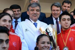Abdullah G&uuml;l siyah kuşak taktı