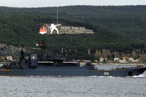 Askeri Rus gemisi &Ccedil;anakkale Boğazı'ndan ge&ccedil;ti