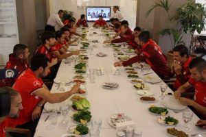 A Milliler soluğu kebap&ccedil;ıda aldı