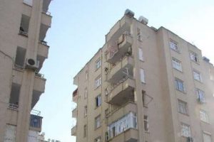 Kardeşiyle şakalaşırken balkondan d&uuml;şt&uuml;