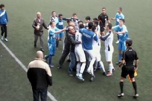 Futbolcular tekme tokat birbirine girdi