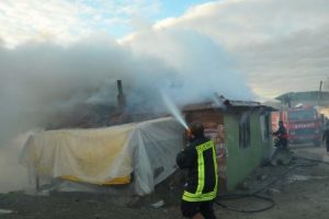 Devrilen soba evi k&uuml;l etti