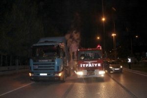 K&ouml;m&uuml;r y&uuml;kl&uuml; TIR yangını ucuz atlatıldı