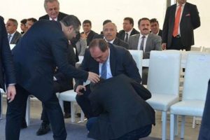 Demir&ouml;ren'in imdadına korumaları yetişti