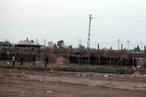 Nusaybin'de &ccedil;ocuklar sınırdaki askerleri taşladı