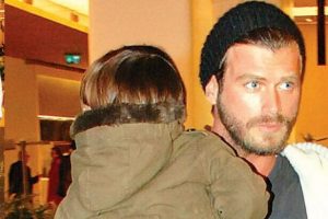 Yeğeni kucağında kıvan&ccedil; i&ccedil;inde turladı