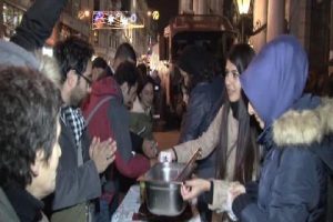 Antikapitalist M&uuml;sl&uuml;manlar aşure dağıttı