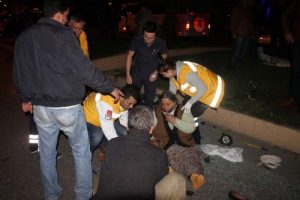 Zehirlenenleri hastaneye g&ouml;t&uuml;rmek isterken kaza yaptı: 8 yaralı
