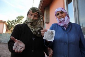 Bu kadınlar g&uuml;nde &uuml;&ccedil; kez &ccedil;amaşır yıkıyor!