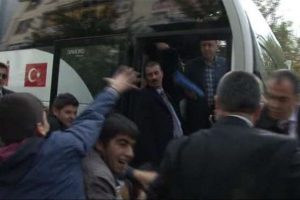 Erdoğan &ccedil;ocuklara satran&ccedil; seti dağıttı