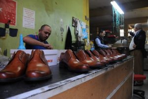Ayakkabıcılardan &ouml;z eleştiri