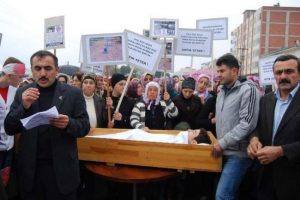 Vatandaşlardan tabutlu eylem