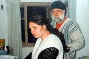 Maaşı i&ccedil;in kayınpederiyle evlendi