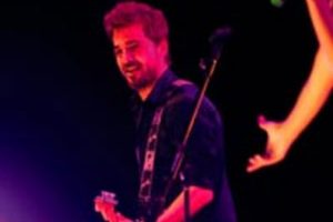 Engin Altan D&uuml;zyatan gitar &ccedil;aldı şarkı s&ouml;yledi