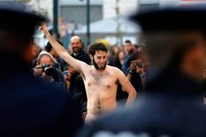 &Ccedil;ırıl&ccedil;ıplak '&ouml;ğrenci ayaklanması'