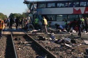 D&uuml;ğ&uuml;n konvoyuna tren daldı: 24 &ouml;l&uuml;
