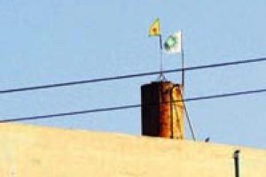 YPG yine bayrak astı