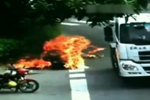Kamyonun &ccedil;arptığı kadın s&uuml;r&uuml;c&uuml; alevler i&ccedil;inde kaldı