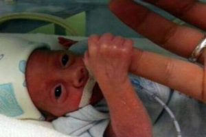 Parmak bebek yaşam savaşını kazandı