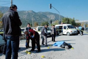 Eşine yardım eden k&ouml;y muhtarını &ouml;ld&uuml;rd&uuml;