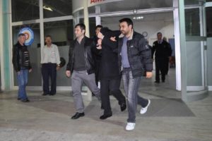 Emniyetten uyuşturucu &ccedil;alıp satmışlar