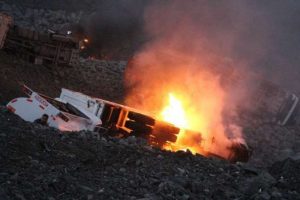 PKK şantiye basıp ara&ccedil;ları yaktı
