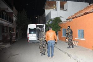 İzmir'de uyuşturucu operasyonu: 22 g&ouml;zlatı