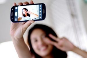 Bu yılın kelimesi Selfie se&ccedil;ildi