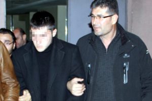 'Annesi y&uuml;z&uuml;nden' cinayet işledi