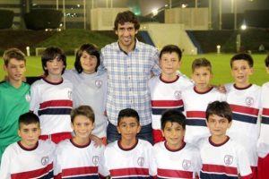 Raul minik futbolcularla buluştu