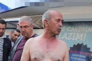 Kredi kartı mağduru soyunarak eylem yaptı