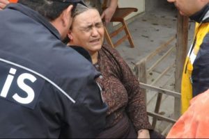 Yangında sa&ccedil;ları tutuşan yaşlı kadın &ouml;l&uuml;mden d&ouml;nd&uuml;