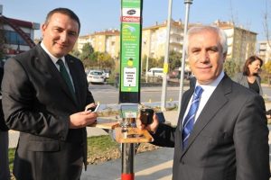 Nil&uuml;fer'de cep telefonları g&uuml;neş enerjisi ile şarj olacak