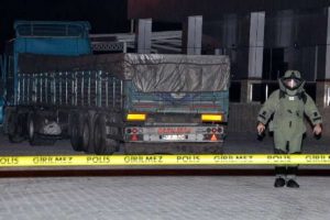 "Bomba y&uuml;kl&uuml; TIR" paniği