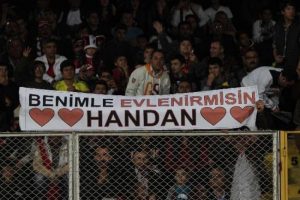 Milli ma&ccedil;ta evlilik teklifi