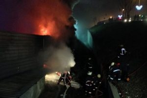 Fabrika ve okul yandı