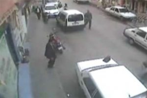 Otomobil &ccedil;aycıya b&ouml;yle &ccedil;arptı