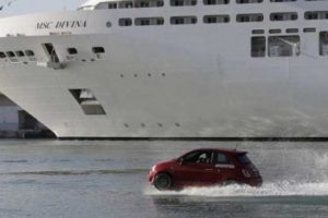 Y&uuml;zen otomobiller şov yaptı