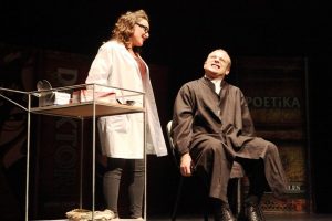 "Sevgili Doktor" Nil&uuml;fer'de sahnelendi