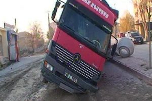 Yol &ccedil;&ouml;kt&uuml;, kamyon 1 metrelik &ccedil;ukura d&uuml;şt&uuml;