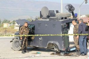 Zırhlı ara&ccedil; devrildi: 3 polis yaralı