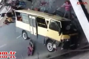 Minib&uuml;s k&ouml;pr&uuml;den u&ccedil;tu: 2 &ouml;l&uuml;!