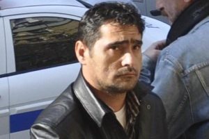 Silahla şaka yaparken eşini yaraladı!