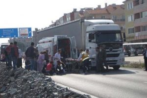 TIR'ın &ccedil;arptığı taksici hayatını kaybetti