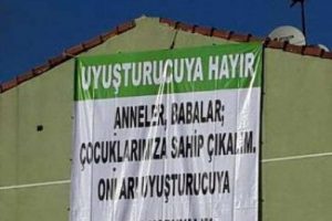 Uyuşturucu tacirlerine pankartlı tepki